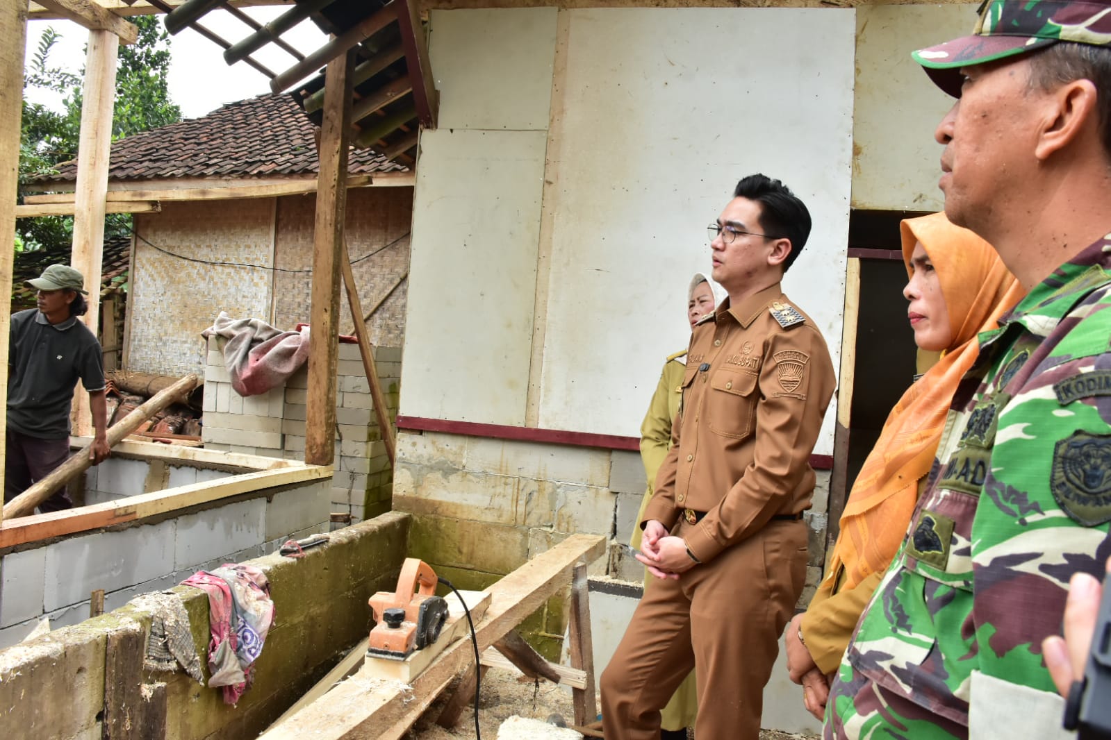 Hadiah Istimewa HUT Korpri ke-54: Warga Cibunar Terima Bantuan Rutilahu